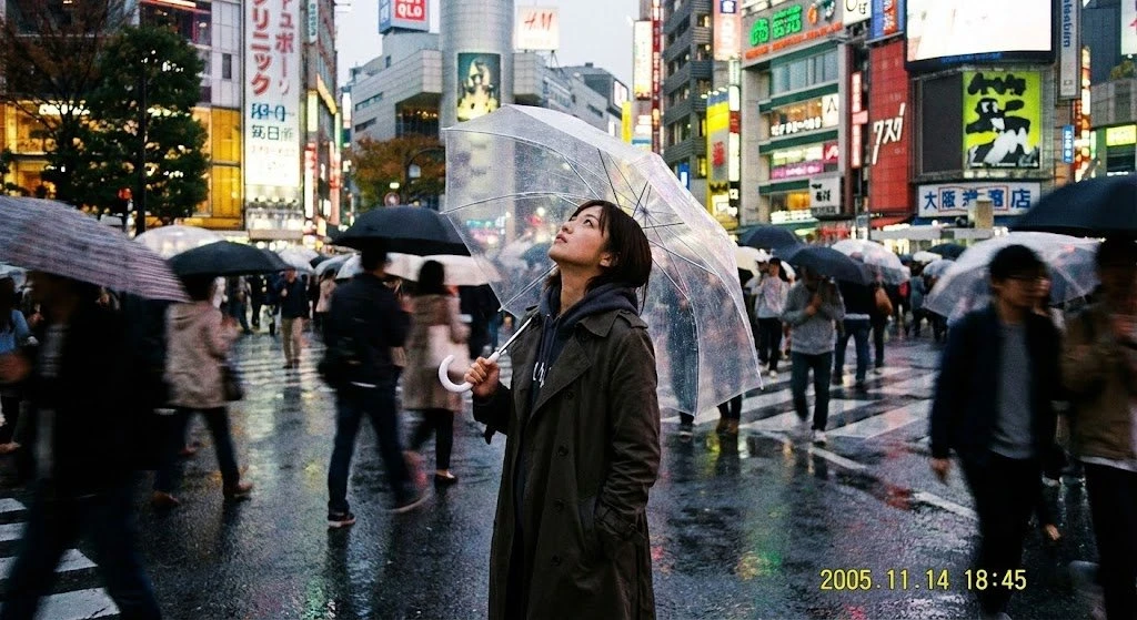 东京雨后湿润的街道上,霓虹灯闪烁着梦幻般的光芒……