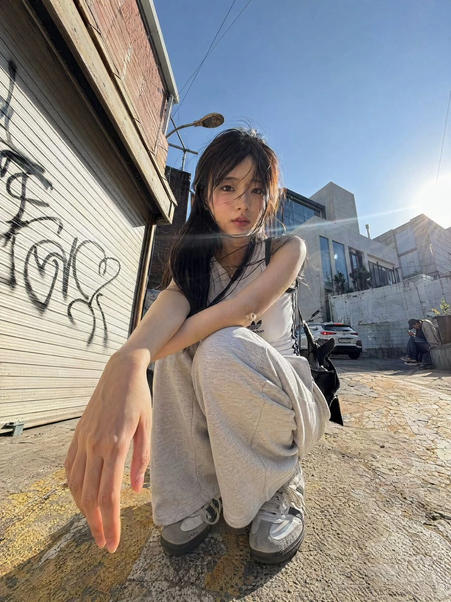 韩系街头少女低角度摄影