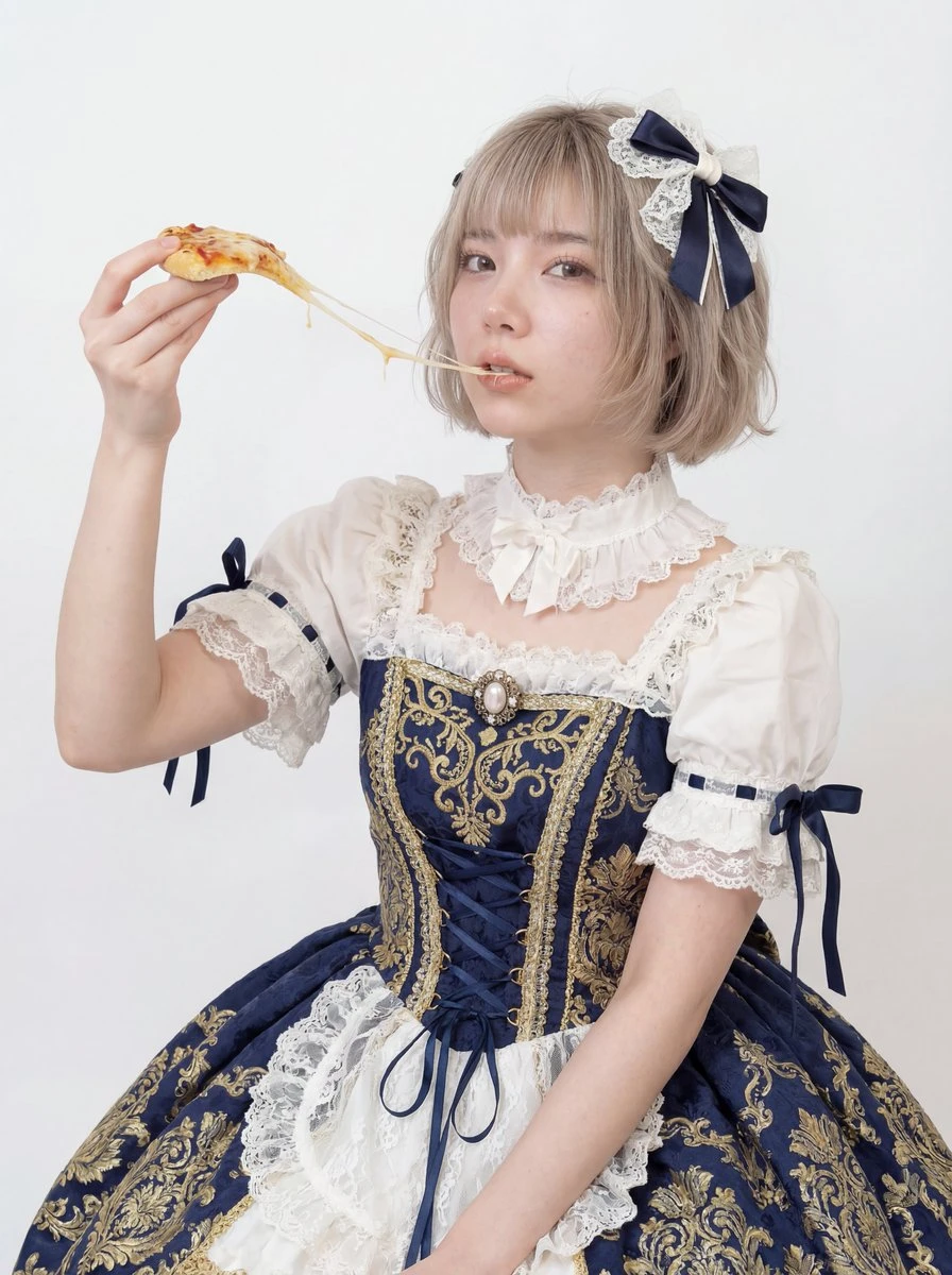 洛丽塔少女白底吃披萨,笑容甜美,细节精致