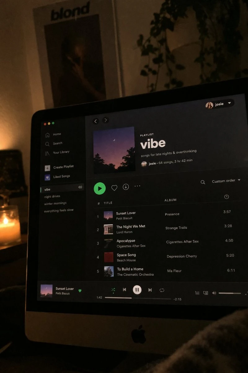 夜晚电脑屏幕上的Spotify播放列表